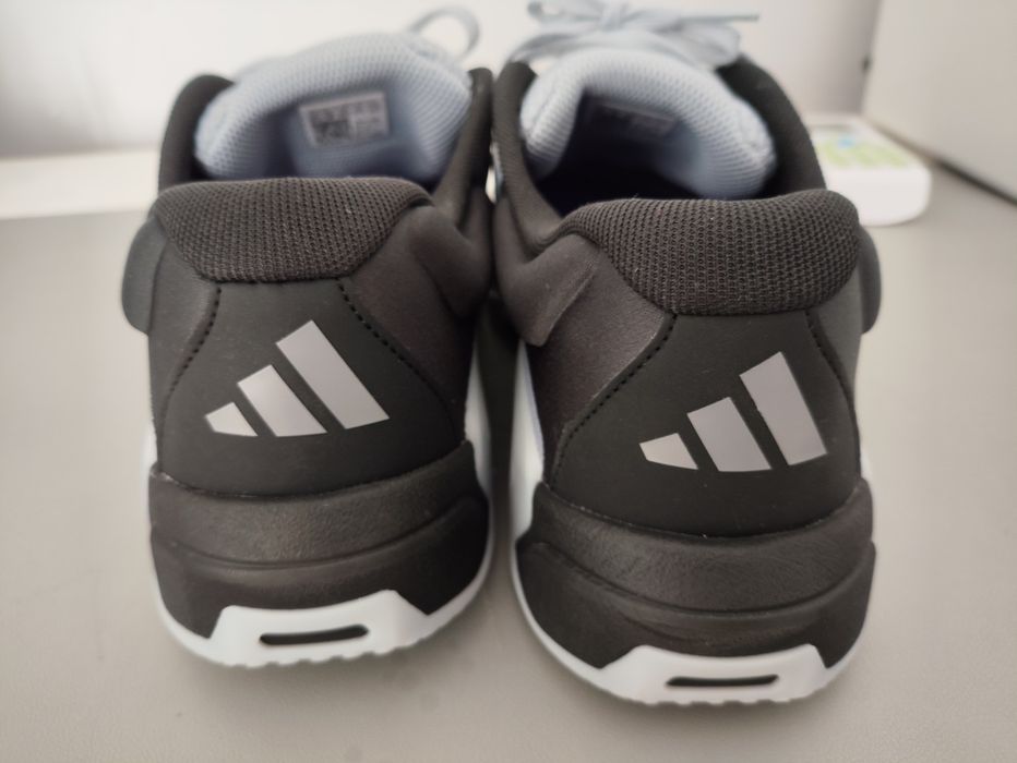 Кроссовки Adidas новые