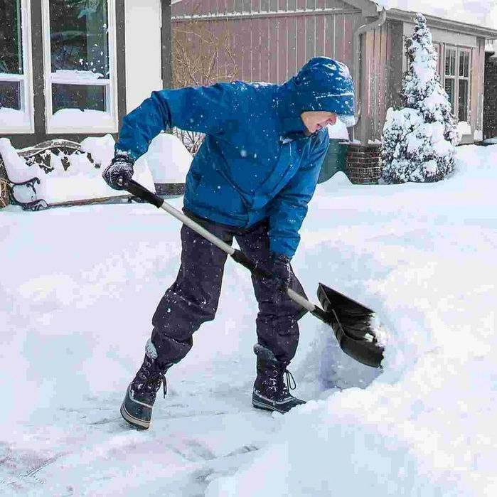 Чистка снега ручная