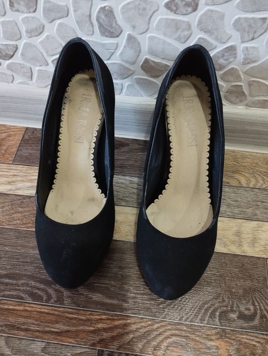 Отдам две пары туфель