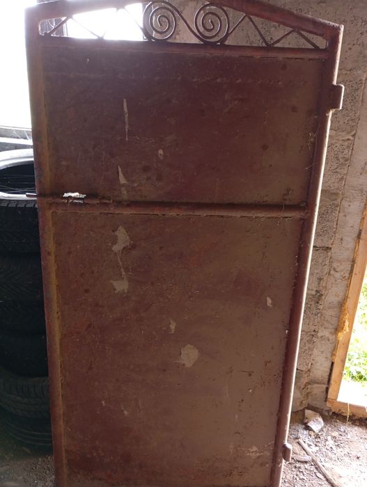 Vând porți din fier masiv