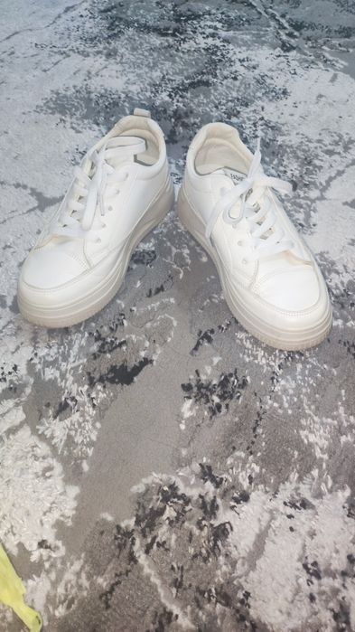 Продам кроссовки 36