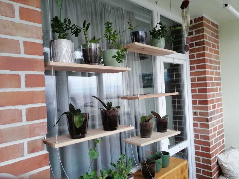 Висяща етажерка с дървени плотове