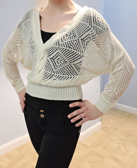 Белая вязаная кофта