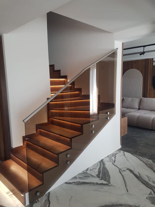 Sticla securizata fixata lateral in conectori pentru scara