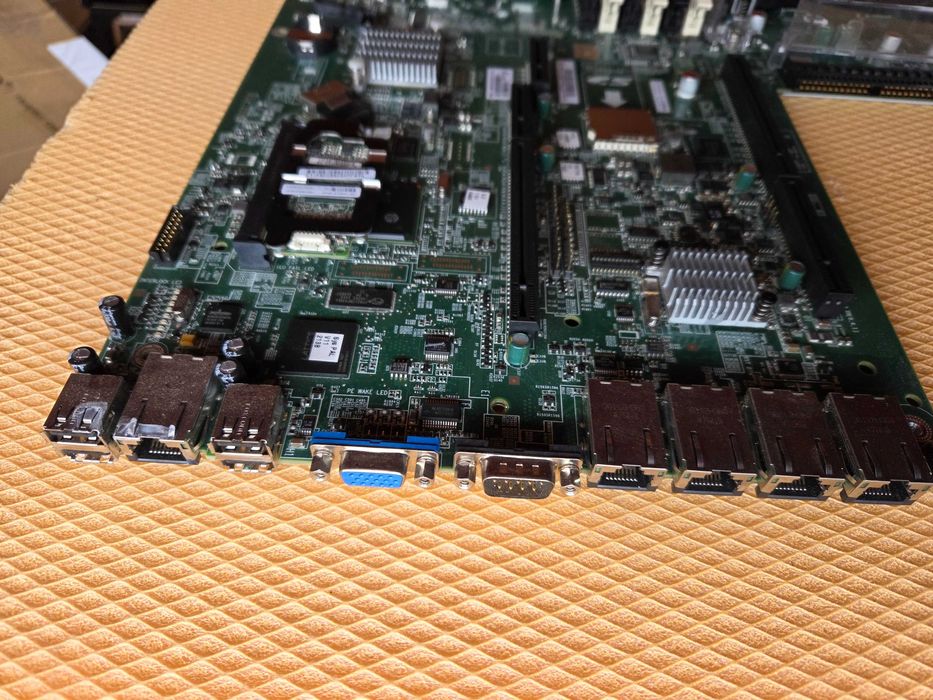 placa de baza server  HP Proliant DL 360E cu procesor Xeon si 8 gb ram