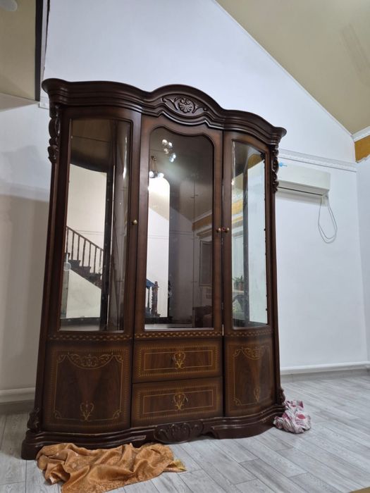 Сервант жақсы сапада, ешқандайда бүлінбеген