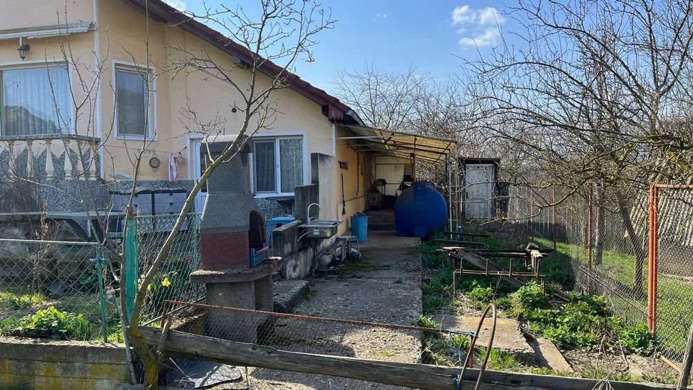 Vând casa la Orosfaia