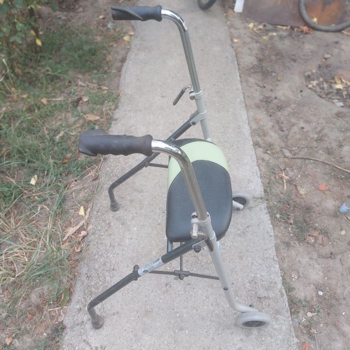 Vand carucior pt batrani