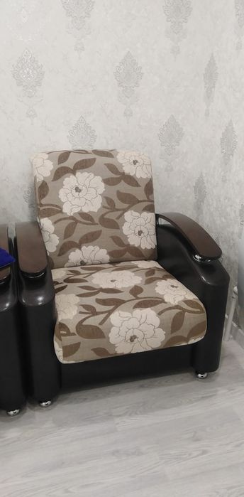 Диван раскладной с двумя креслами