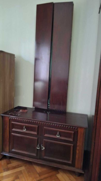 Автентична спалня с тоалетка от масивно дърво