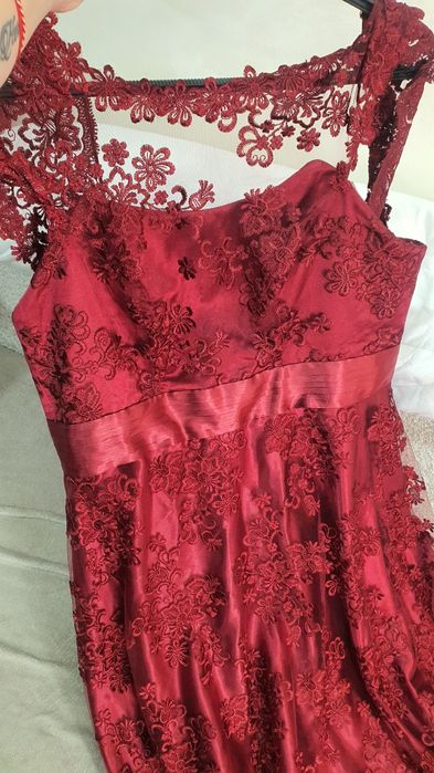 Продавам бална рокля – цвят бордо (размер L)