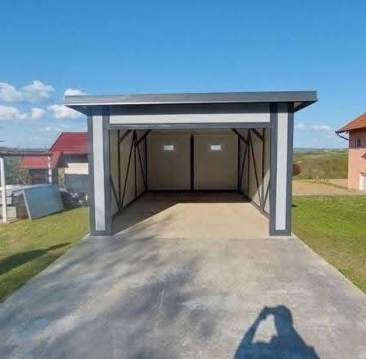 Garaje moderne pe structură metalică și panouri sandwich, ideale pentru adăpostirea automobilelor. Construcție solidă și durabilă, cu un design atract