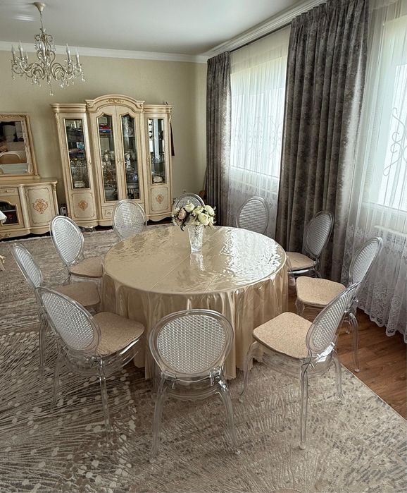 Стол со стульями