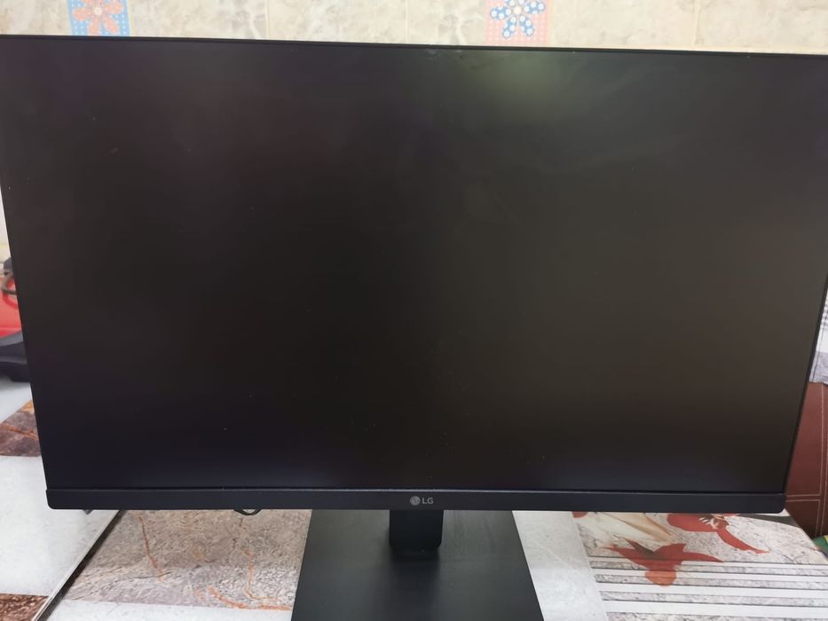 Vând monitor led Lg cu ecranul spart, model 24MR400-B, în stare perfecta de funcționare.