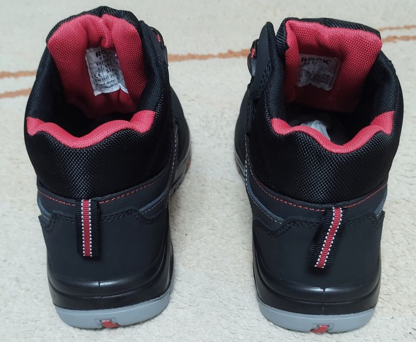 vând ghete de  protecție pt muncă cu bombeu de metal, noi