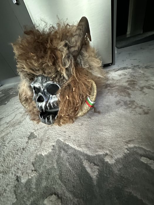 Кукерска маска от каска за мотор