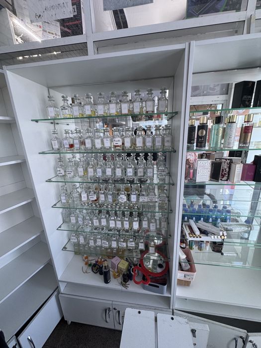 Продаю полки, ветрины.