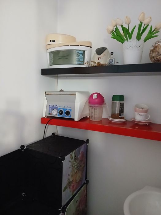 Pupinel,lampauv,lampa quart,oglinzi,scaun coafor,paravan rafie,casca uscat parul