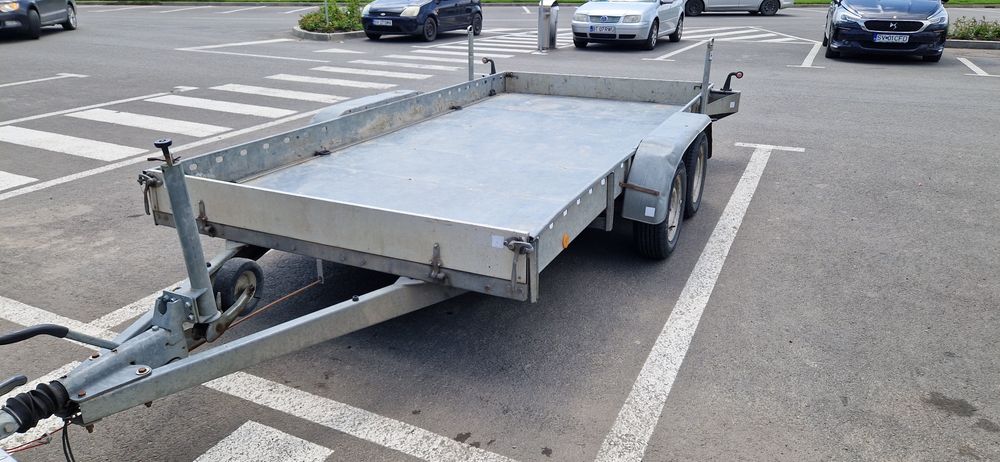 Platformă remorcă auto șlep trailer tractari asistență rutieră stupi pod plin