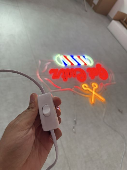 Светеща реклама за бръснарница.