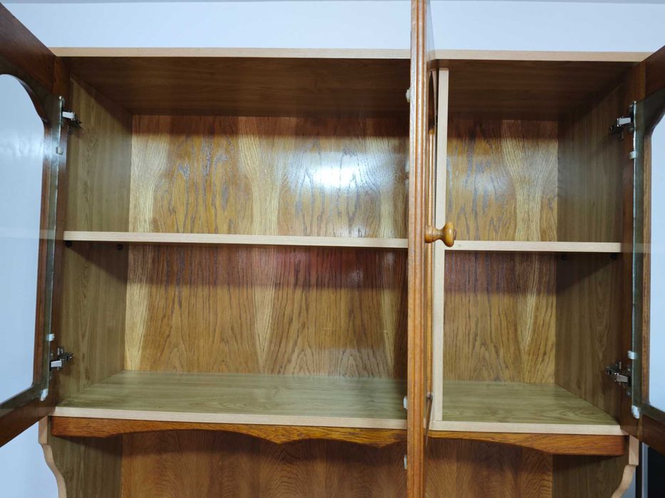 Bufet bucătărie cu uși din lemn și blat termorezistent