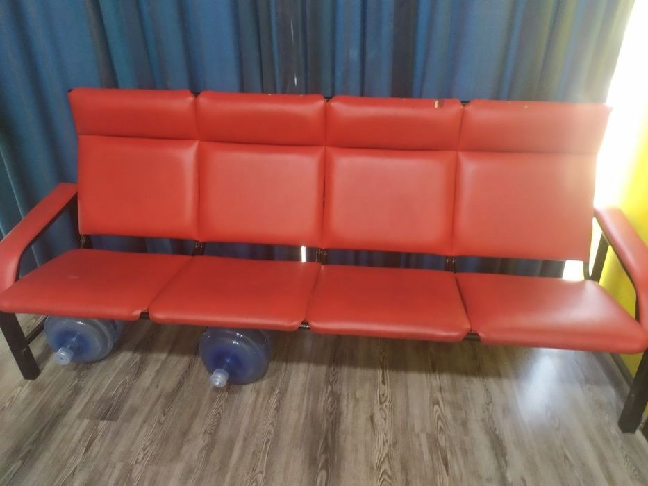 O'quv markazi uchun parta va stullar sotiladi
