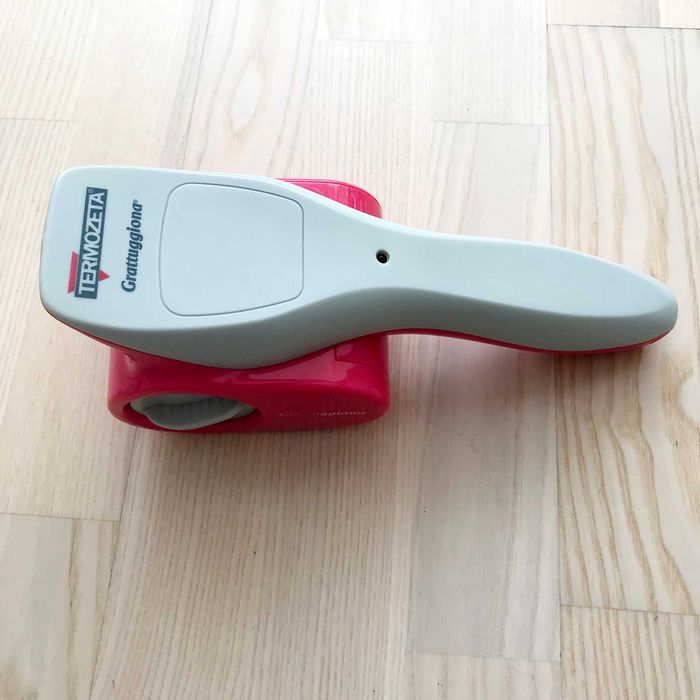 Машинка за рендосване на пармезан и твърди сирена