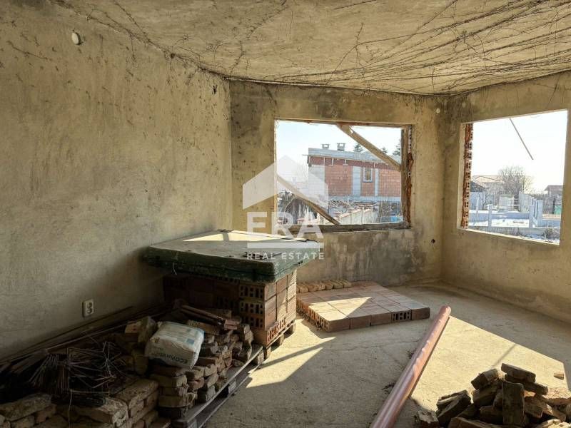 Триетажна новострояща се къща за продажба, с двор и морска панорама, в