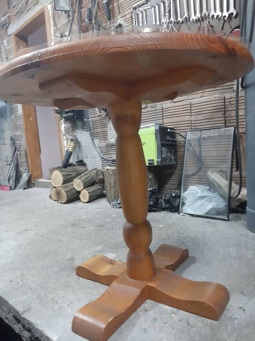 Дървена маса около метър