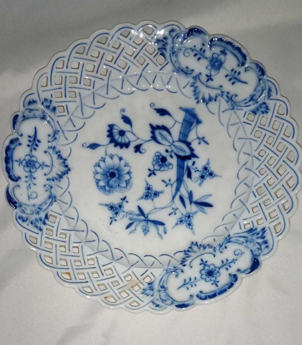 Продаётся антикварное блюдо Meissen.