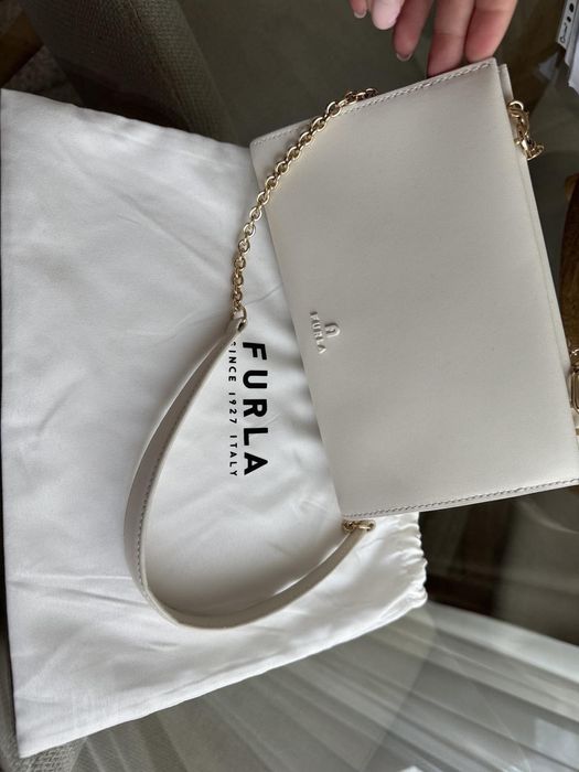 Дамска чанта Furla – нова, кремаво/бяла, с верижка