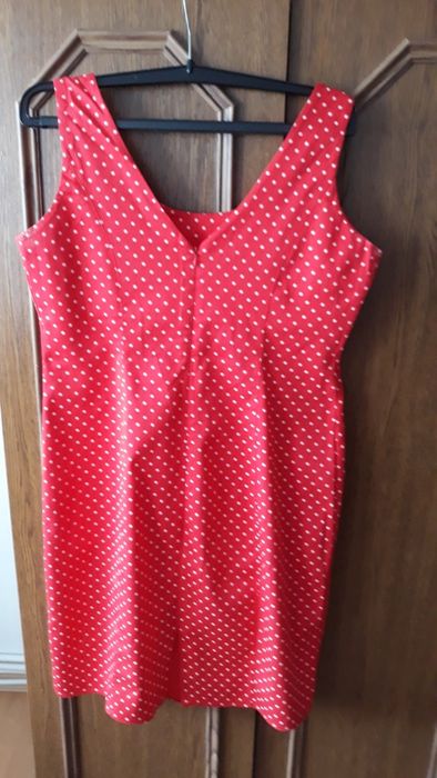 Vând rochiță roșie din bumbac,preț  25 lei.