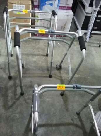 Проходилка за възрастни ,стол тоалетна- чисто нова