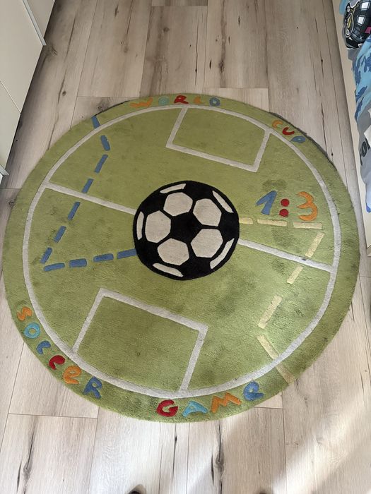 Кръгъл килим за детска стая с футболни врати и топка 130 см диаметър