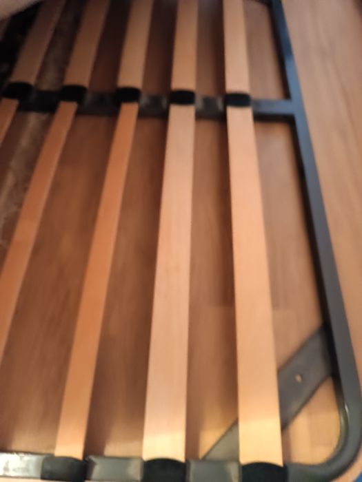 Спалня с еднолицев матрак и подматрачна рамка.