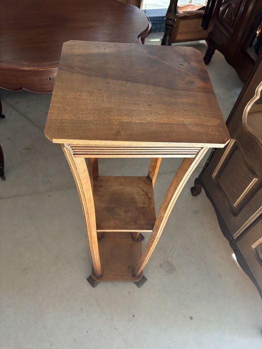 Дървен постамент