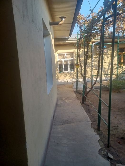 Srochna uy sotiladi 4.70 sotik yoli yuzi shaharda