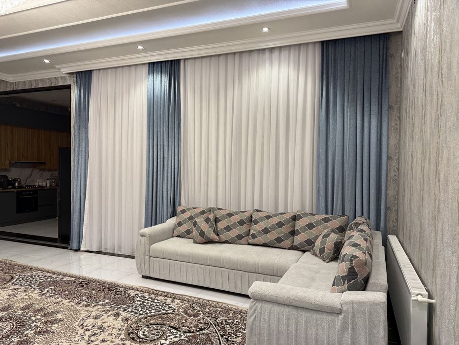 Уч кахрамон евро уй сотилади. 4  сотих кадастр ва канализация бор.