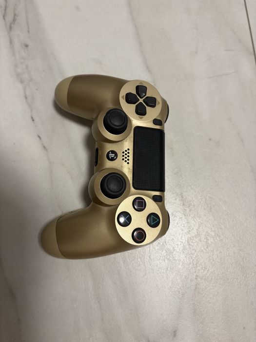 Продавам PS4 slim, мишка и клавиатура, mousepad ,слушалки и контролер.