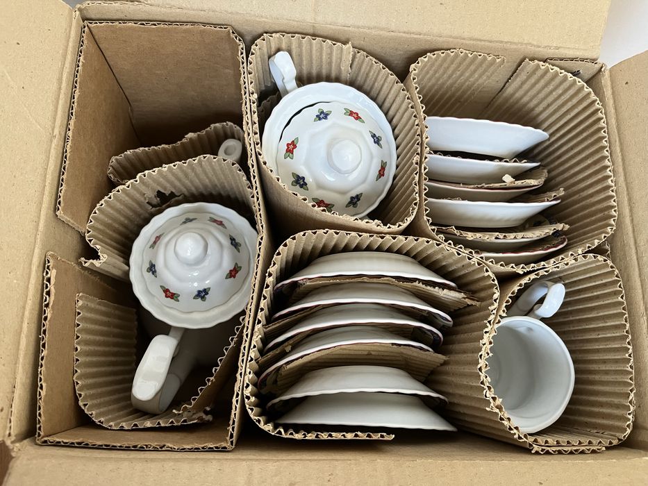 Set ceai / cafea 12 persoane portelan APRO Curtea de Arges