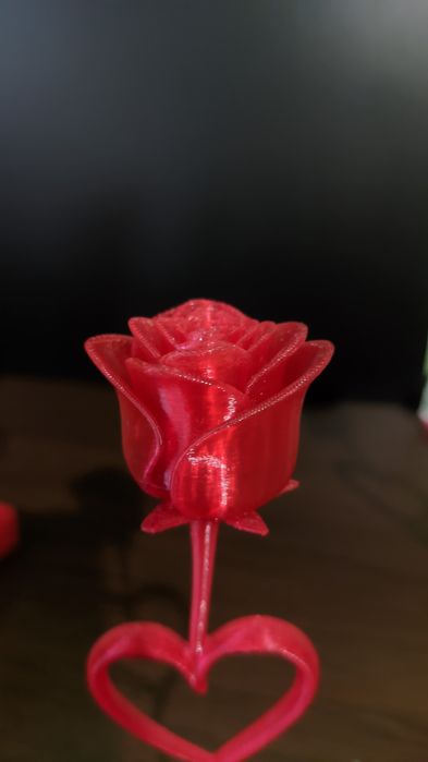 Подари вечна роза, която улавя светлината.