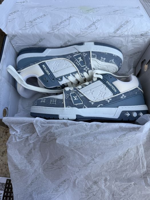 Adidasi noi in cutie