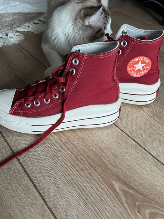 Converse  inalti rosii, platforma