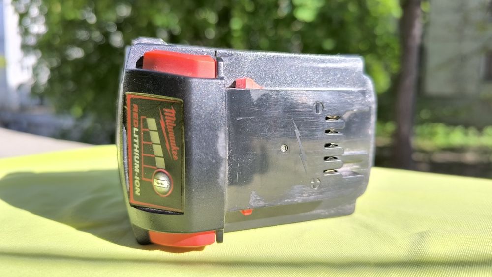 Батерия акумулаторна MILWAUKEE M18 B5 ( повредена)