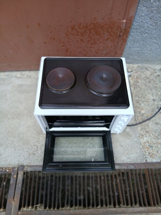 Vând  plita cu cuptor folosit informații la telefon.