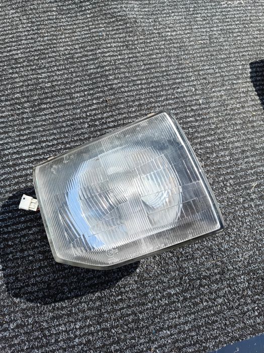 Фара правая Mitsubishi Pajero 2