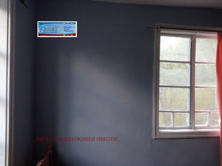 Къща в с. Ямна с голям двор