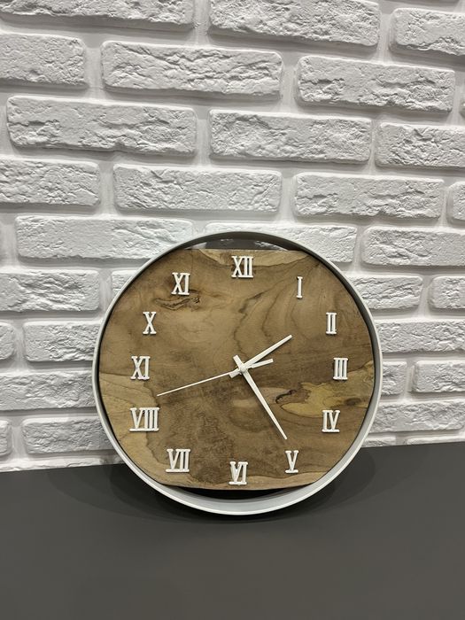 Ръчно изработен часовник от дърво и метална рамка със скандинавски мъх