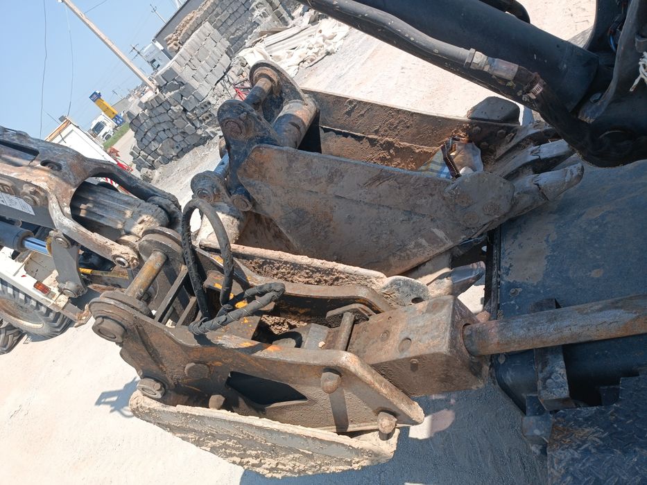 Экскаватор малютка ,  ямобур , гидромолот  трактор эксковатор