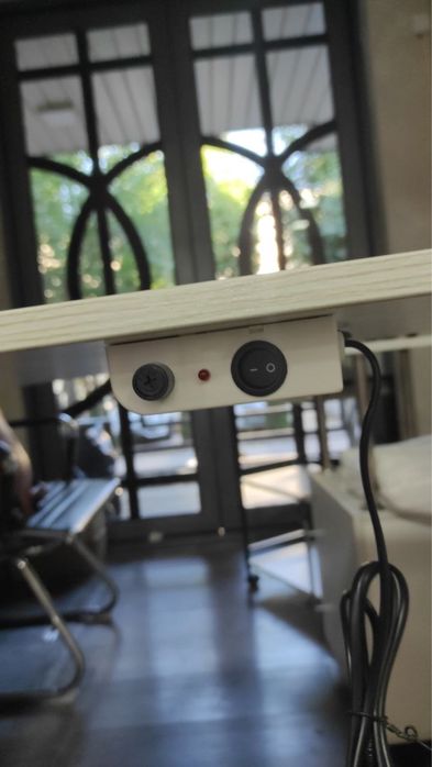 Стол маникюрный с встроенным пылесосом